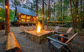 Hickory Bear - Cabin Surrounded By Pines, Sleeps 10, Hot Tub, Fire Pit, Arcade, Foosball Table & Deck Slide