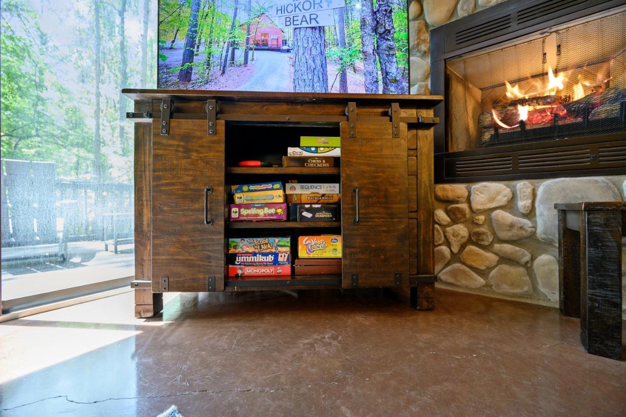 Hickory Bear - Cabin Surrounded By Pines, Sleeps 10, Hot Tub, Fire Pit, Arcade, Foosball Table & Deck Slide Broken Bow Exterior photo