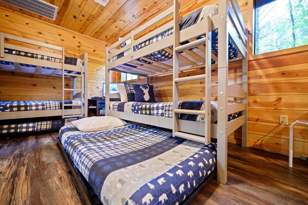 Hickory Bear - Cabin Surrounded By Pines, Sleeps 10, Hot Tub, Fire Pit, Arcade, Foosball Table & Deck Slide Broken Bow Exterior photo