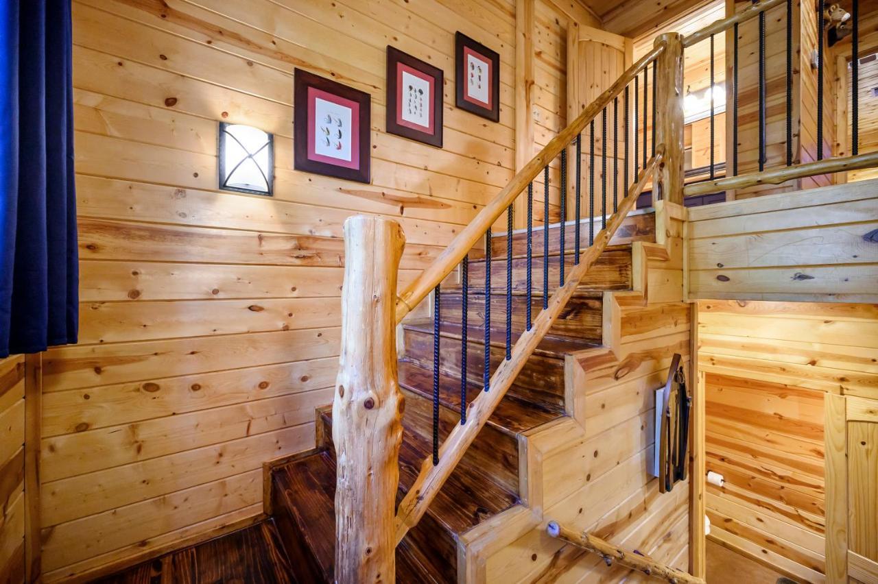 Hickory Bear - Cabin Surrounded By Pines, Sleeps 10, Hot Tub, Fire Pit, Arcade, Foosball Table & Deck Slide Broken Bow Exterior photo