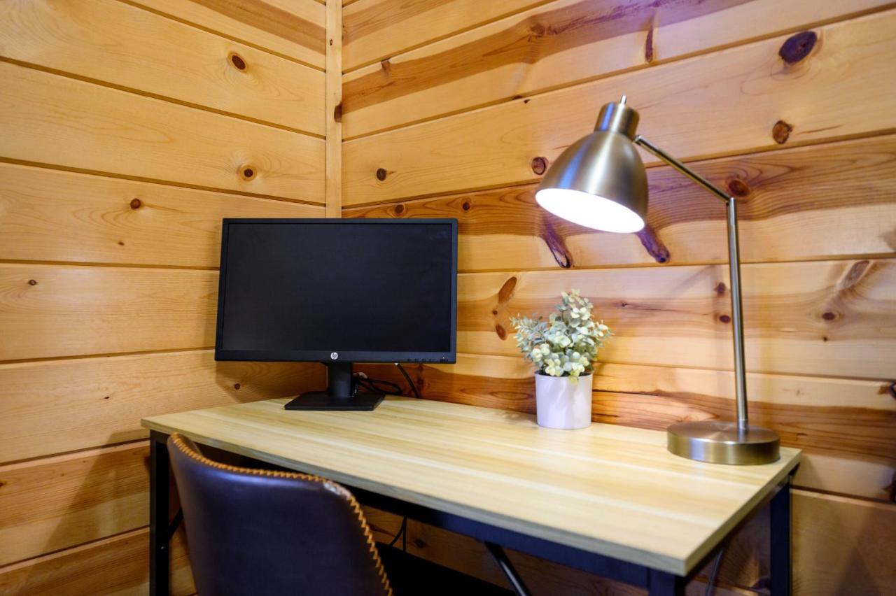 Hickory Bear - Cabin Surrounded By Pines, Sleeps 10, Hot Tub, Fire Pit, Arcade, Foosball Table & Deck Slide Broken Bow Exterior photo