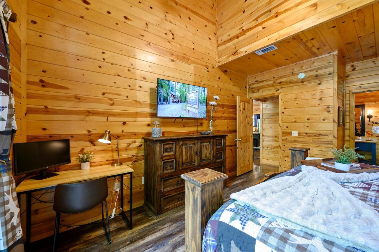 Hickory Bear - Cabin Surrounded By Pines, Sleeps 10, Hot Tub, Fire Pit, Arcade, Foosball Table & Deck Slide Broken Bow Exterior photo