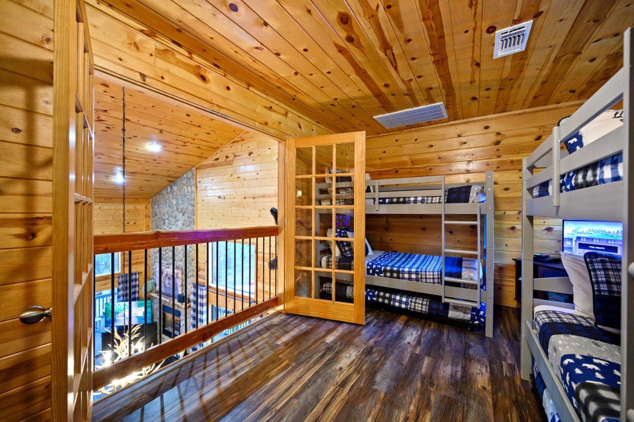Hickory Bear - Cabin Surrounded By Pines, Sleeps 10, Hot Tub, Fire Pit, Arcade, Foosball Table & Deck Slide Broken Bow Exterior photo