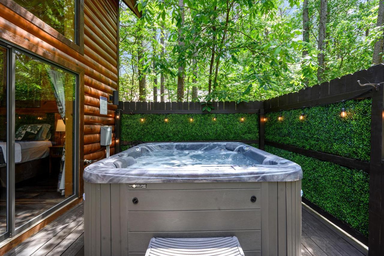 Hickory Bear - Cabin Surrounded By Pines, Sleeps 10, Hot Tub, Fire Pit, Arcade, Foosball Table & Deck Slide Broken Bow Exterior photo