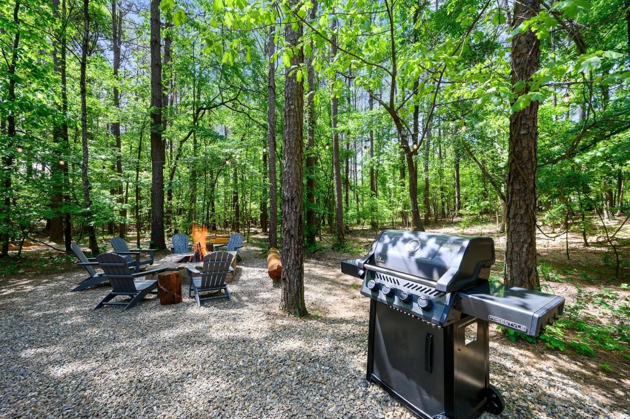 Hickory Bear - Cabin Surrounded By Pines, Sleeps 10, Hot Tub, Fire Pit, Arcade, Foosball Table & Deck Slide Broken Bow Exterior photo