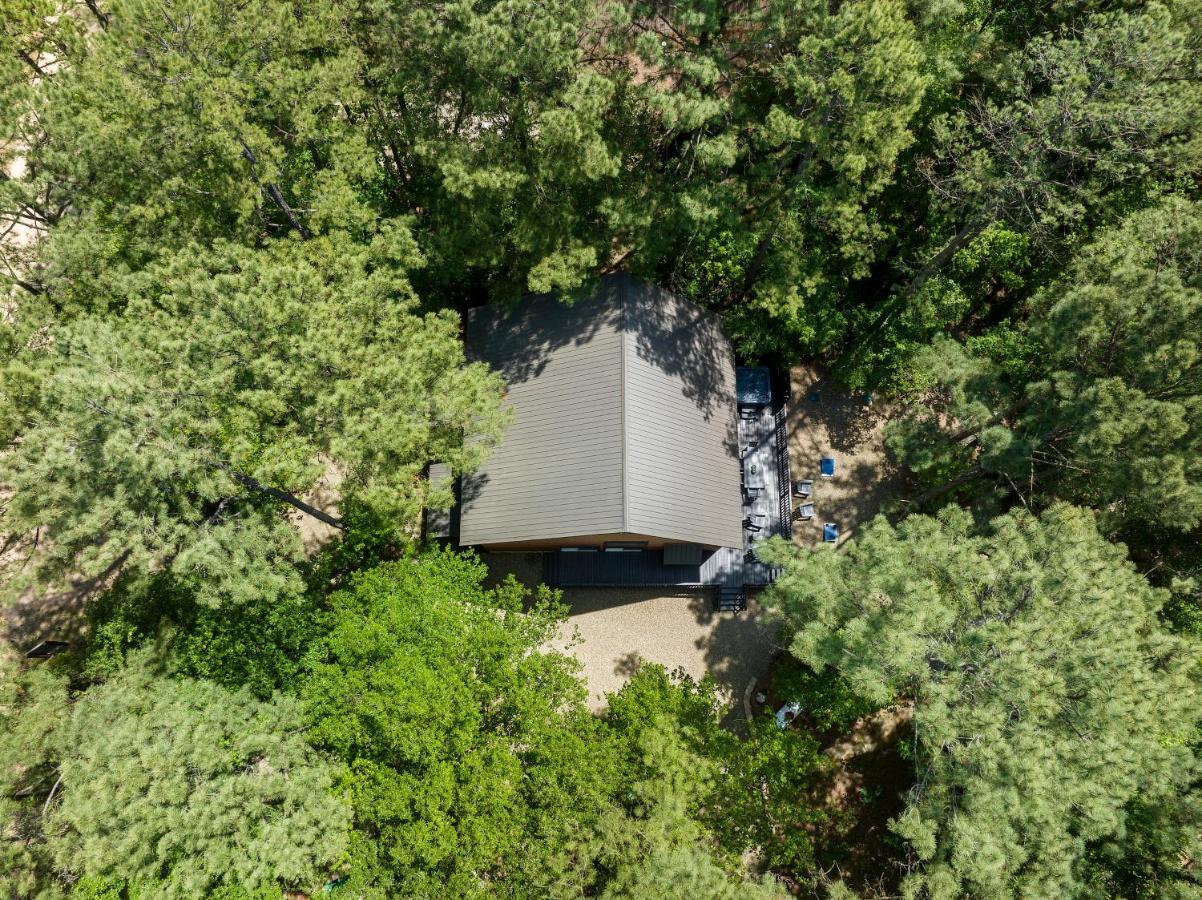 Hickory Bear - Cabin Surrounded By Pines, Sleeps 10, Hot Tub, Fire Pit, Arcade, Foosball Table & Deck Slide Broken Bow Exterior photo